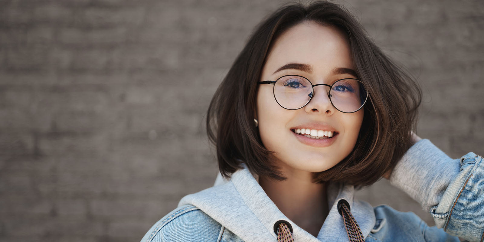 How to Choose Glasses That Make You Look Younger ?